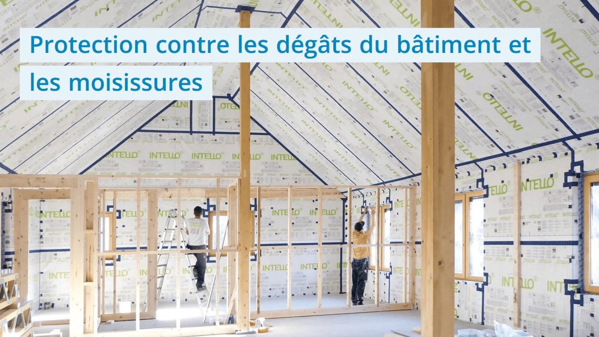 Deux personnes travaillent à l'intérieur d'une maison à ossature en bois en cours de construction, installant des matériaux d'isolation sur les murs. Le texte français de l'image se lit comme suit : "Protection contre les dégâts du bâtiment et les moisissures : Protection contre les dégâts du bâtiment et les moisissures.
